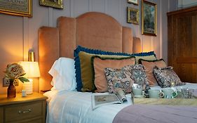 The Ragged Robin - A Heartwood Inn